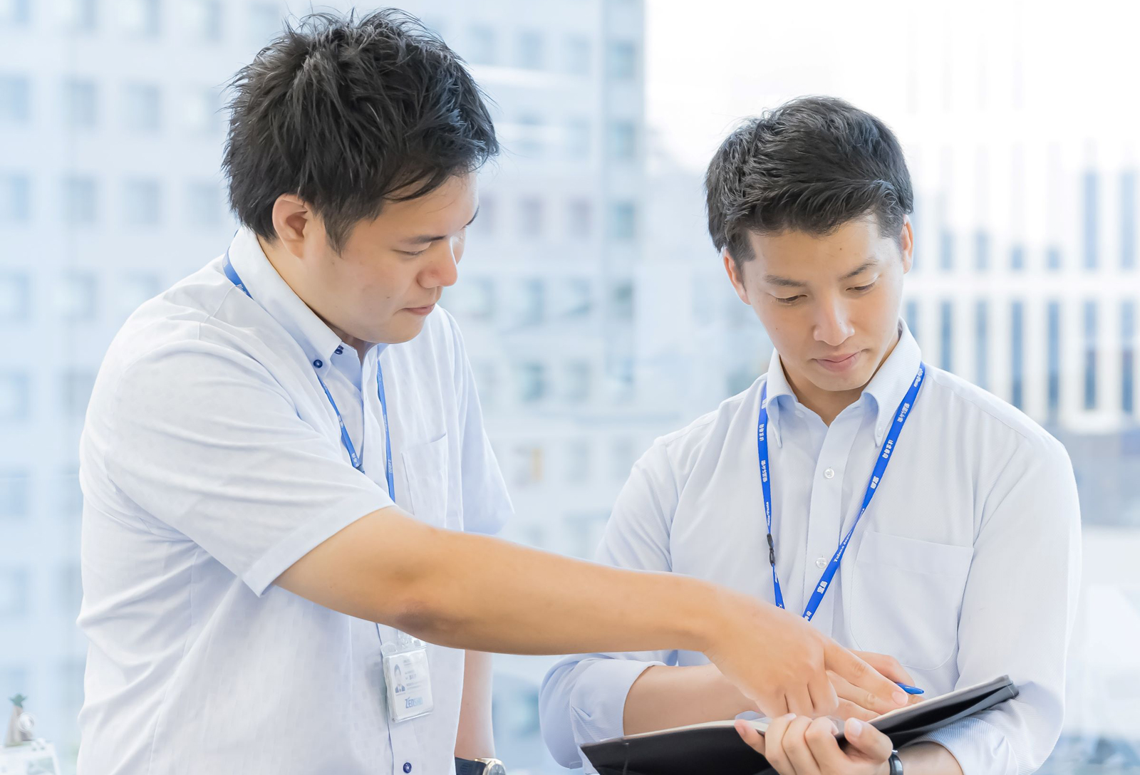 経営層に会社全体の方針や起案を行う。中長期的な将来を考え、実行までの責任を担う 。